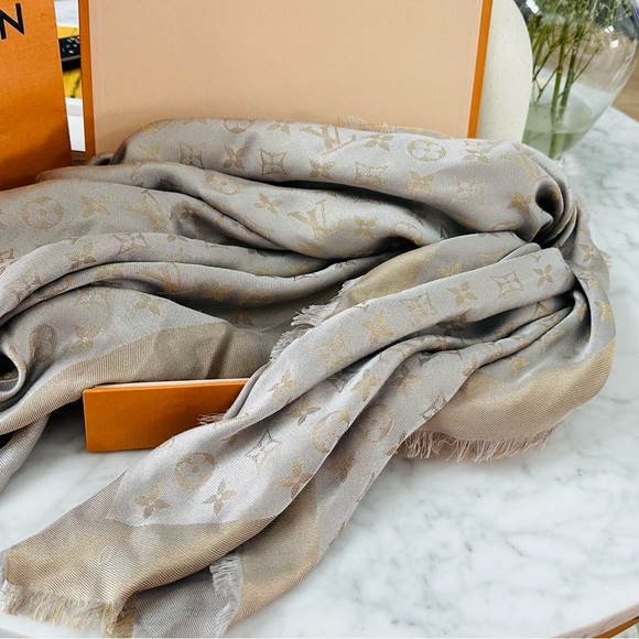 Louis Vuitton Monogram Shine Shawl - Picture 6 of 8